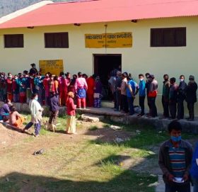 लकडाउनको वेवास्ता गर्दै संस्थानको चामल किन्न स्थानियको भिड