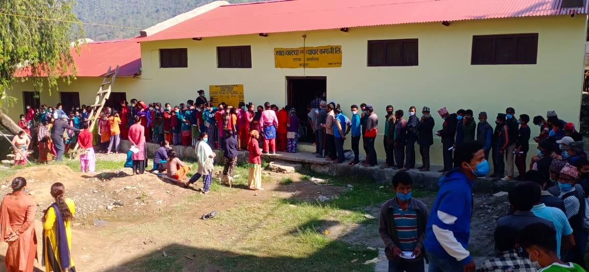 लकडाउनको वेवास्ता गर्दै संस्थानको चामल किन्न स्थानियको भिड