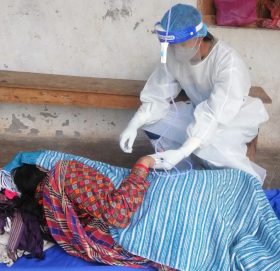 बेड अभाबमा स्टेचरमा राखेर कोभिड बिरामीको उपचार