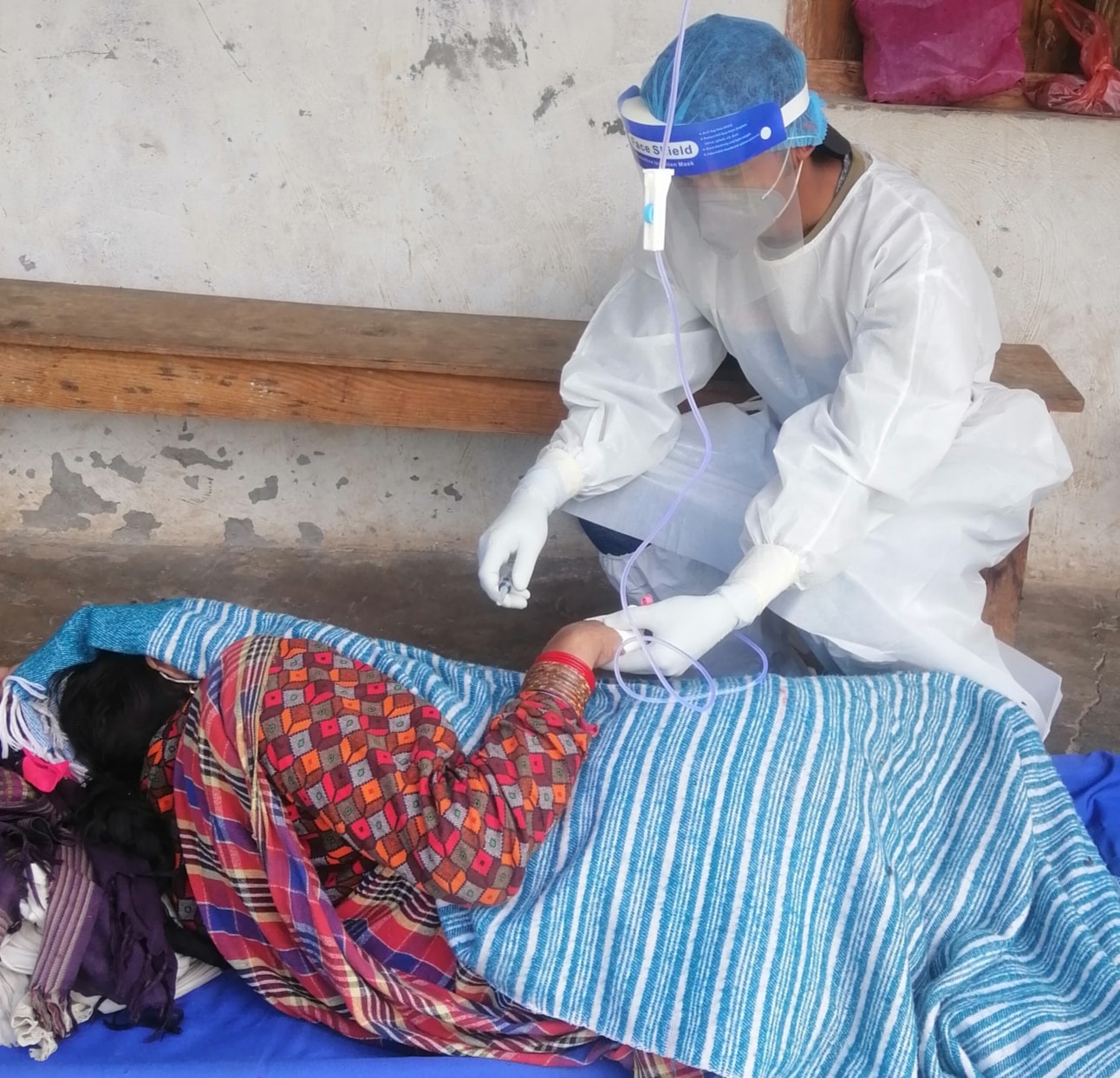 बेड अभाबमा स्टेचरमा राखेर कोभिड बिरामीको उपचार