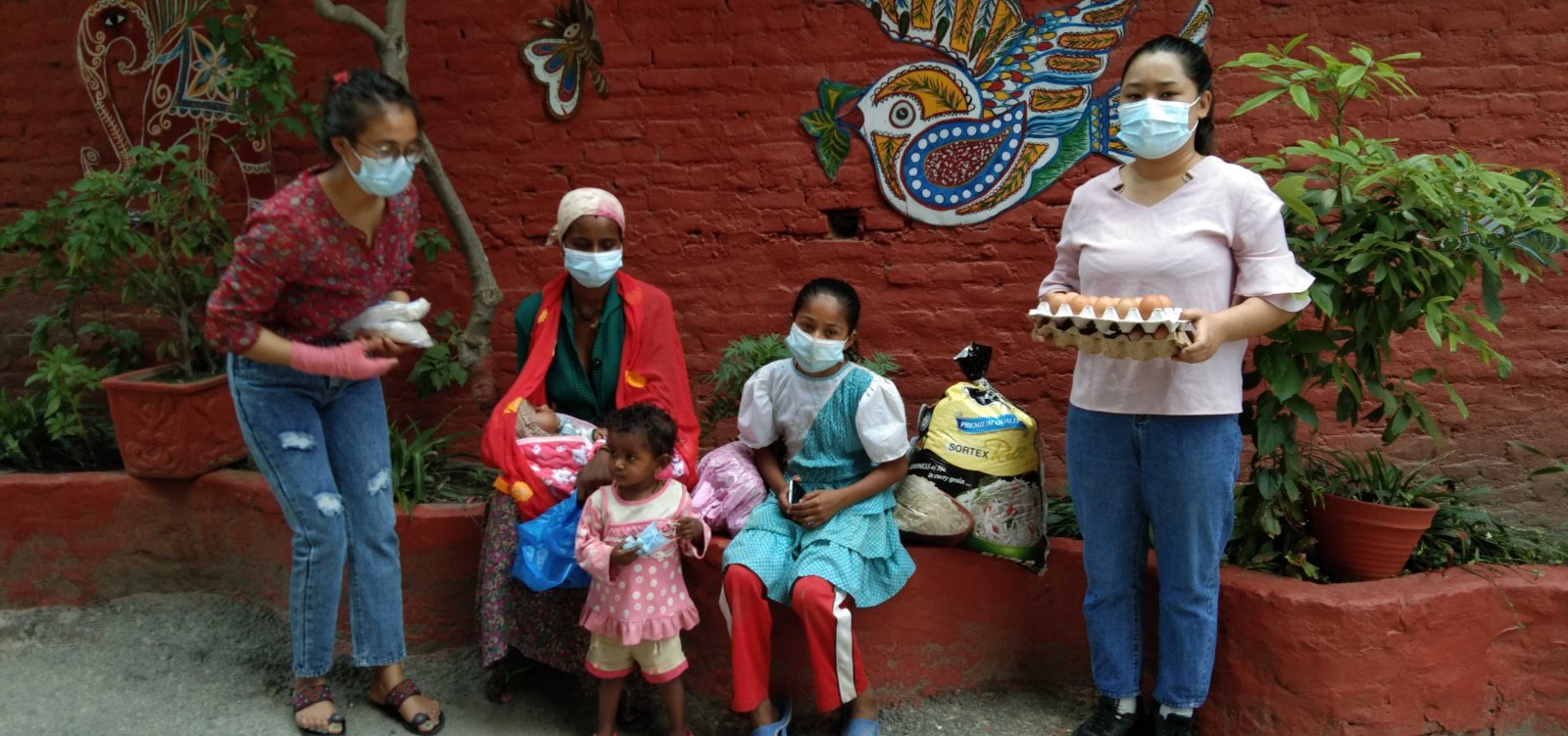 खाद्य संकटमा परेका १६ सय बढि परिवारलार्ई शान्ति सेवा गृहद्धारा खाद्यन्न सहयोग