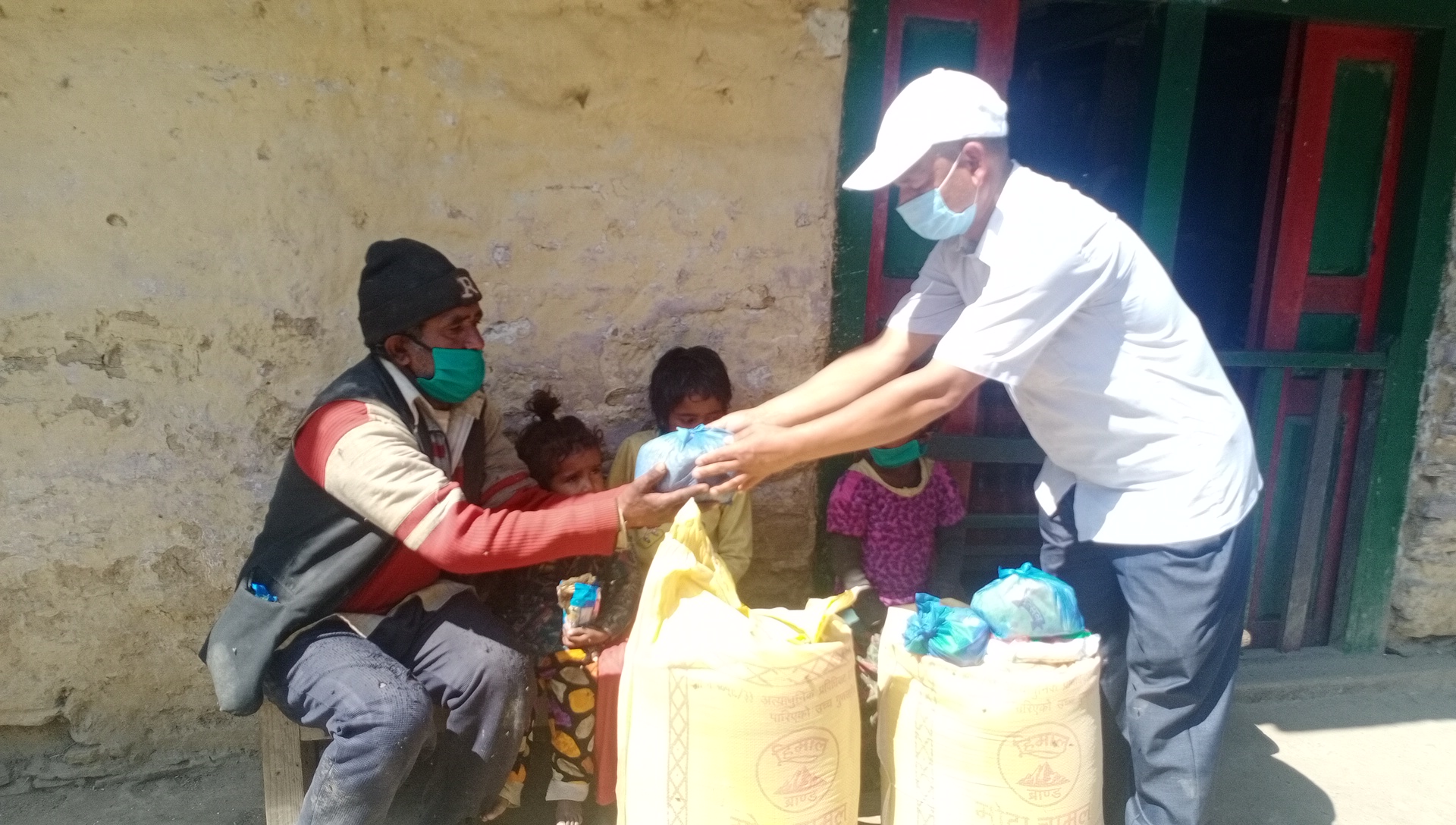 बडिमालिका खबरको समचार प्रभाब : अलपत्र चार भाइबहिनीलाइ सहयोग