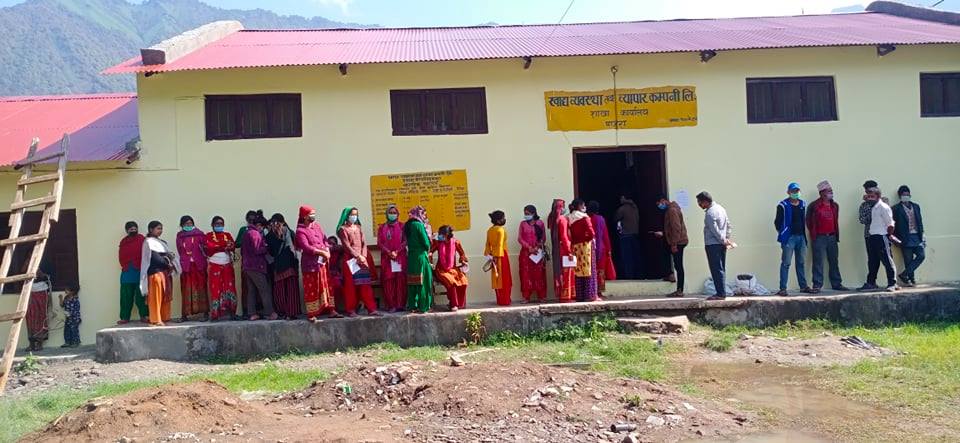 सरकारले संस्थानको चामल बिक्रिमा २० प्रतिशत छुट गरेपछि चामल किन्नेको घुुइँचो