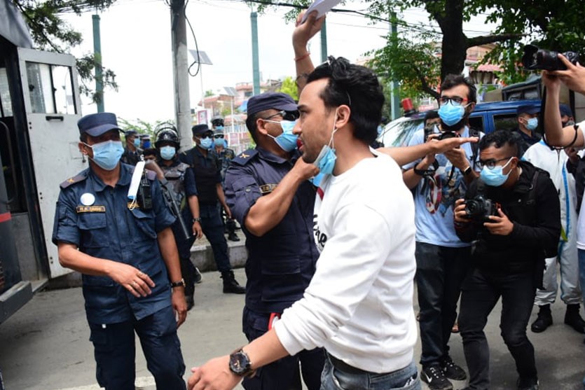 पुनर्निर्माण प्राधिकरणका इन्जिनियर र सबइन्जिनियरहरु पक्राउ