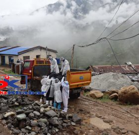 फोहोर बोक्ने टिफरमा कोरोनाले मृत्यु भएकाको शव बोक्दै