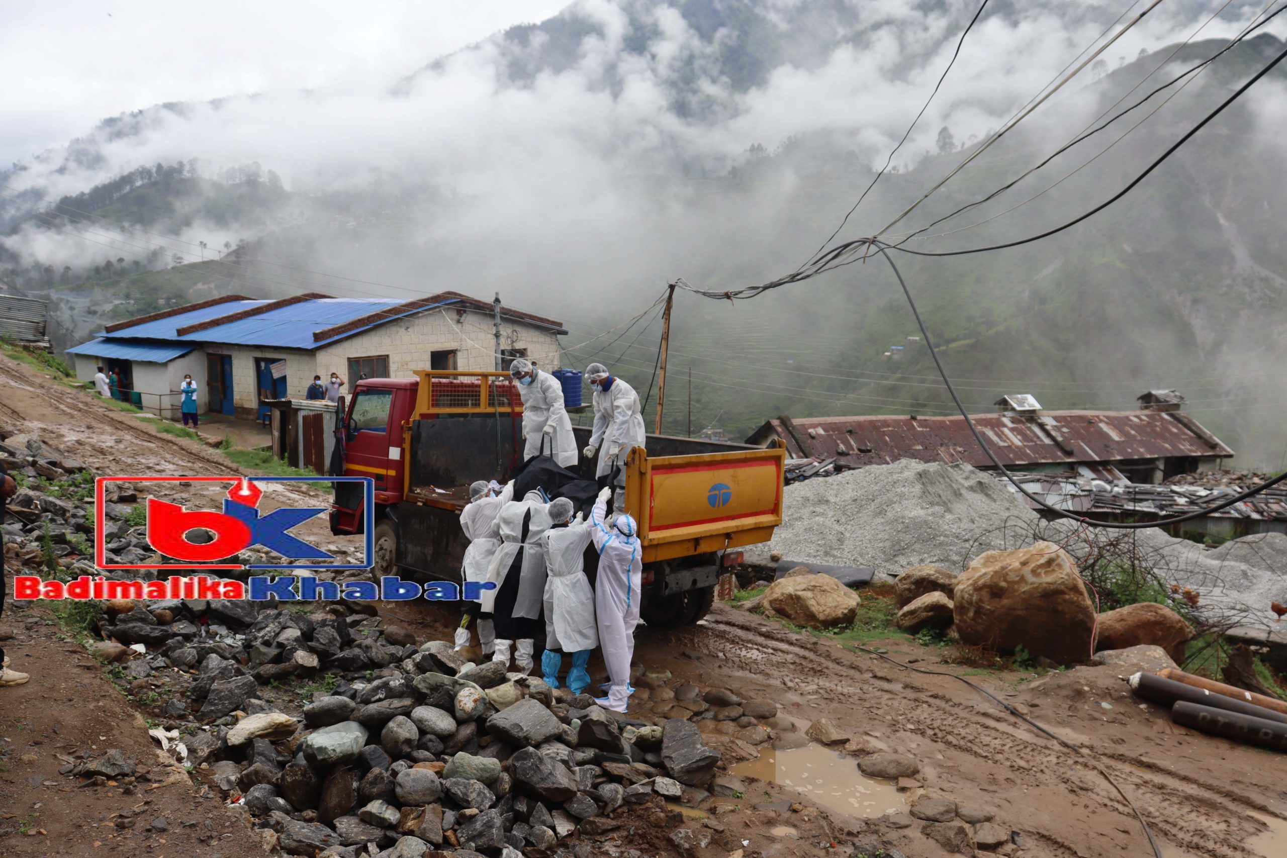 फोहोर बोक्ने टिफरमा कोरोनाले मृत्यु भएकाको शव बोक्दै