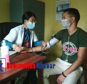 त्रिबेणी नगरपालिकामा चिकित्सक द्धारा नियमित स्वास्थ्य सेवा