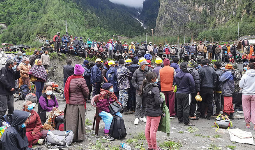 बाढीका कारण यार्सा टिप्न गएका ७५ जना अलपत्र