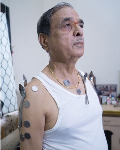 कोरोना भ्याक्सिनले शरीर ‘चुम्बक’ बनाएको दाबी, के यस्तो सम्भव छ ?