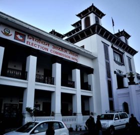 माओवादीबाट एमाले प्रवेश गरेका १४ जनप्रतिनिधिलाई निर्वाचन आयोगले गर्‍यो पदमुक्त