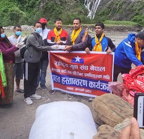 राहत लिएर मनाङ पुग्यो युवा संघ