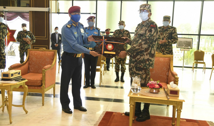 नेपाल प्रहरीलाई सेनाको १० हजार हतियार हस्तान्तरण