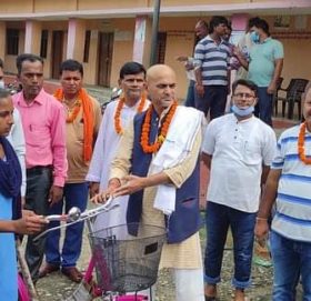 बिधायक रामकिसोर यादवले गरे परोहामा छात्राहरुलाई साइकल वितरण