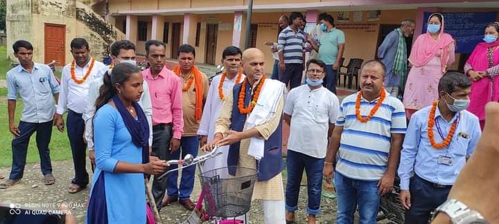 बिधायक रामकिसोर यादवले गरे परोहामा छात्राहरुलाई साइकल वितरण