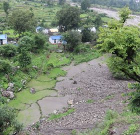 सडक निर्माणमा जथाभाबी डोजरको प्रयोगले बस्ति बाढीपहिरोको उच्च जोखिममा