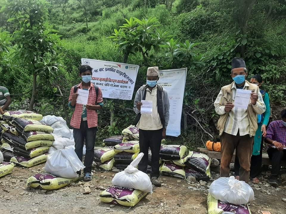 जोखिममा रहेका बालबालिका तथा उनका परिवारलाई खाद्यान्न सामाग्री वितरण