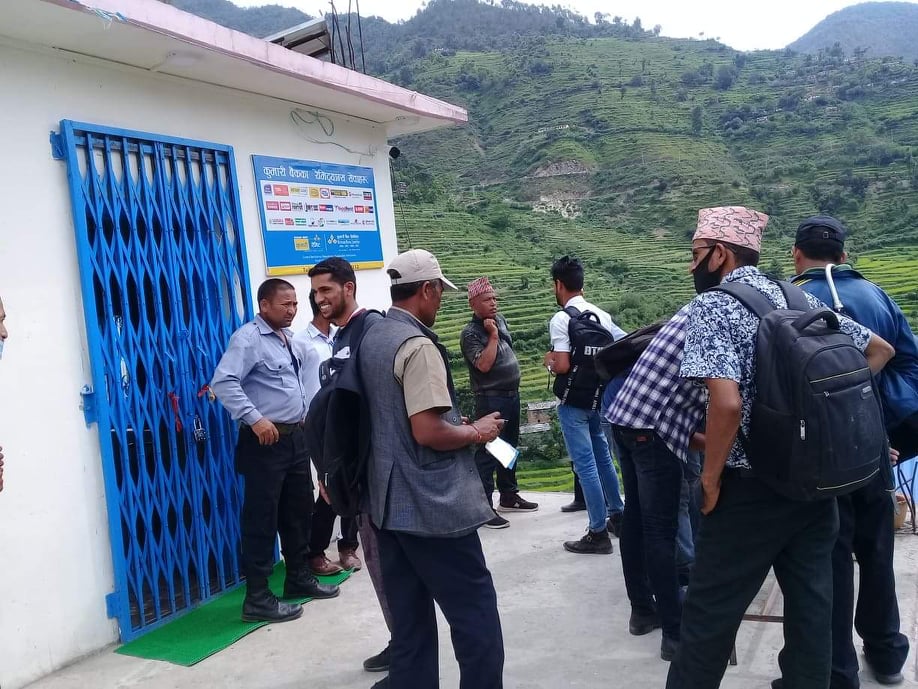 बझाङको थलारामा रहेको कुमारी बैकमा गुणस्तरीय नेट नहुँदा आर्थिक कारोबारमा समस्या ।