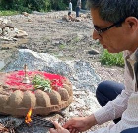 खेतमा भेटिएको ढुङ्गाको  पूजा गरिदै