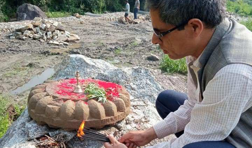 खेतमा भेटिएको ढुङ्गाको  पूजा गरिदै