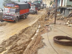 १७ कट्टा गिट्ठीमा,१ कट्टा मात्र सिमेन्ट मिसाउँदै देउलेख रोडका पेटी ठेकेदार