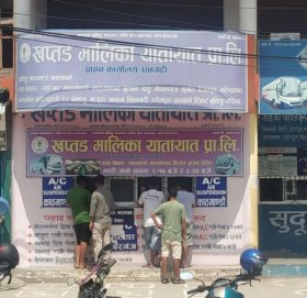 खप्तड मालिका यातायातको काउन्टरमा प्रहरीले लगायो ताला