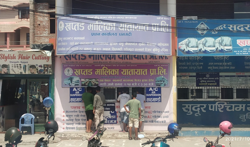खप्तड मालिका यातायातको काउन्टरमा प्रहरीले लगायो ताला