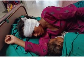 मदिराले लट्ठिएका श्रीमानले आफन्तसँग किन हाँसेको भनेर,श्रीमतीको चक्कुले कानै काटिदिए