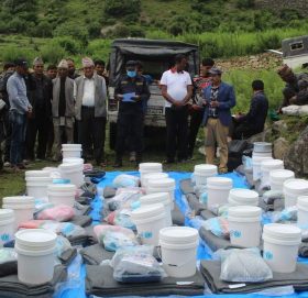 रेडक्रसद्धारा फैती र क्यूडीका बाढीपहिरो पीडितलाई राहत