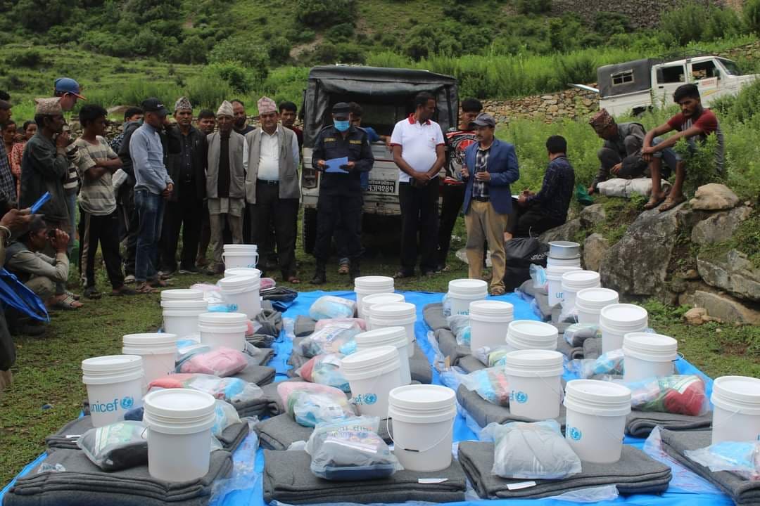 रेडक्रसद्धारा फैती र क्यूडीका बाढीपहिरो पीडितलाई राहत