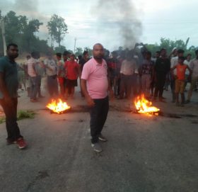 वन कार्यालयले जग्गा संरक्षण नगरेको भन्दै सिरहामा प्रदर्शन, दुई जना पक्राउ