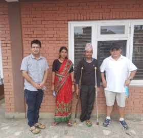 आर्थिक अभाबमा अलपत्र आउसे उपचार पछि घर फर्किए