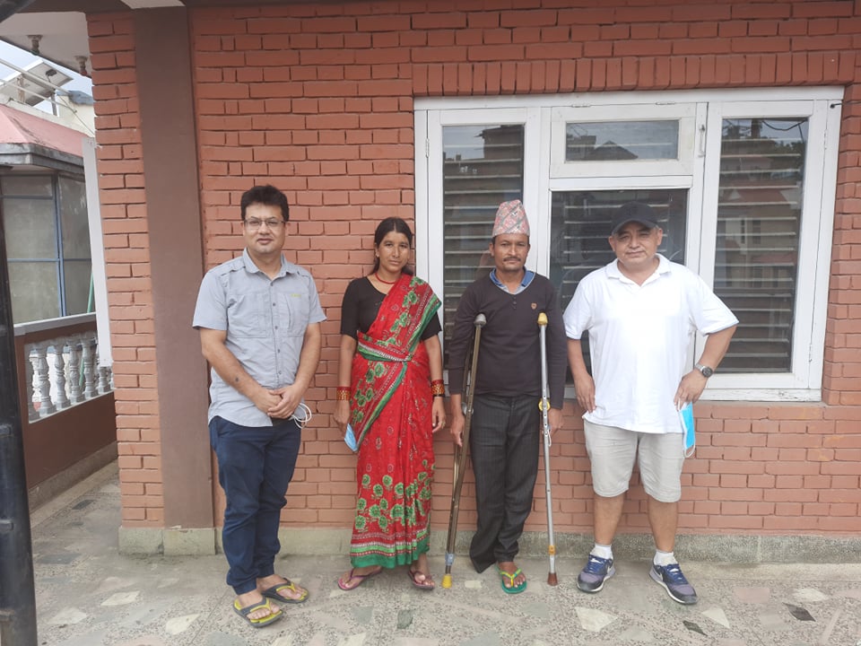 आर्थिक अभाबमा अलपत्र आउसे उपचार पछि घर फर्किए