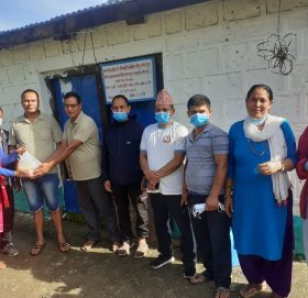 मनोज झपेन्द्र स्मृती दिवसको अवसरमा जिल्ला अस्पतालका बिरामीलाई फलफुल वितरण