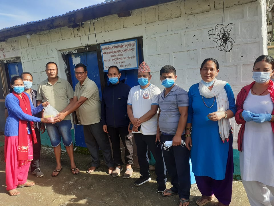 मनोज झपेन्द्र स्मृती दिवसको अवसरमा जिल्ला अस्पतालका बिरामीलाई फलफुल वितरण