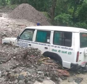 गुडिरहेको एम्बुलेन्समाथि पहिरो खस्यो, बिरामीको मृत्यु