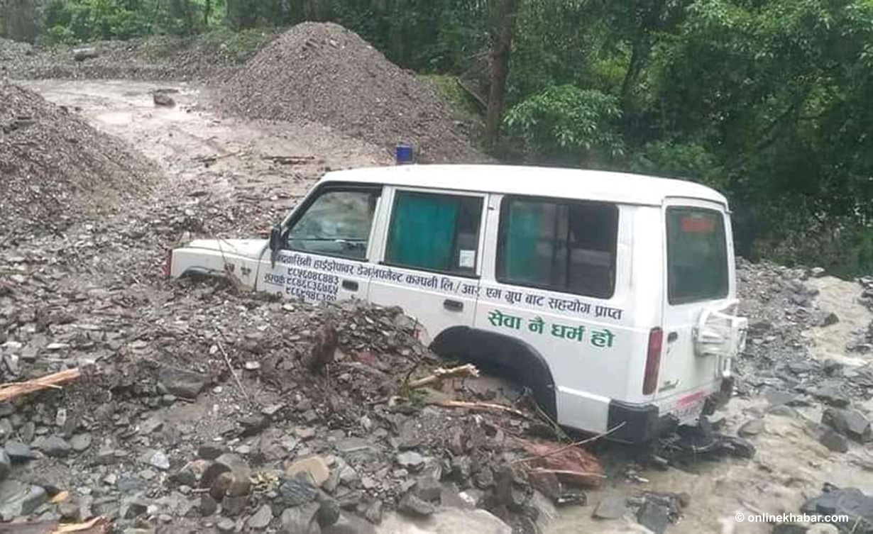 गुडिरहेको एम्बुलेन्समाथि पहिरो खस्यो, बिरामीको मृत्यु