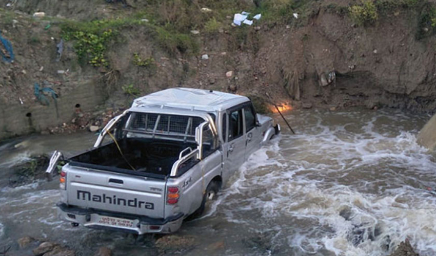 पिकअप गाडी खोलामा खस्दा चालकको मृत्यु, ५ जना घाइते