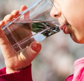 स्वस्थ रहन दैनिक कसरी र कति पानी पिउने?