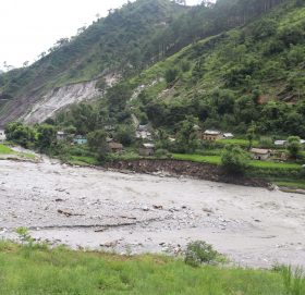 बाढी र पहिरोको बिचमा ओलेना गाउँ