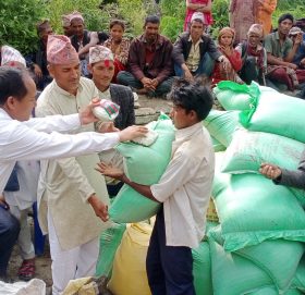 मुक्तिकोट गाउँका ६२ परिवारलाई खाद्यन्न सहयाेग