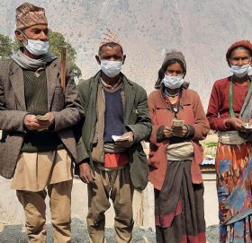 बाजुरामा अशक्त ८ सयजना लाइ नगद सहयोग, बेरोजगारलाइ ४० दिने रोजगार