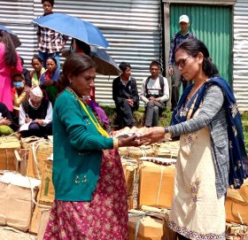 कुपोषण बाट जोगाउन उपप्रमुख बिष्ट पोषिलो खाना बोकेर घरघरमा