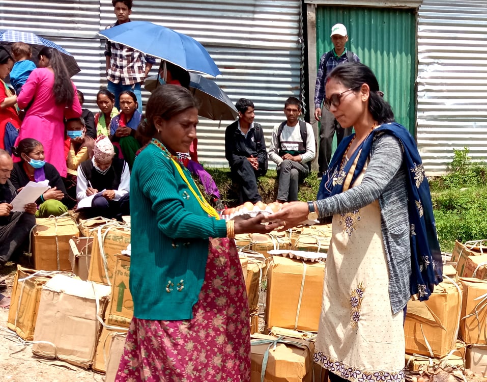कुपोषण बाट जोगाउन उपप्रमुख बिष्ट पोषिलो खाना बोकेर घरघरमा