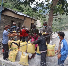 शान्ति सेवा गृह र बडिमालिका खबर द्धारा बाढीपहिरो पिडित परिवारलाइ खाद्यन्न सहयोग