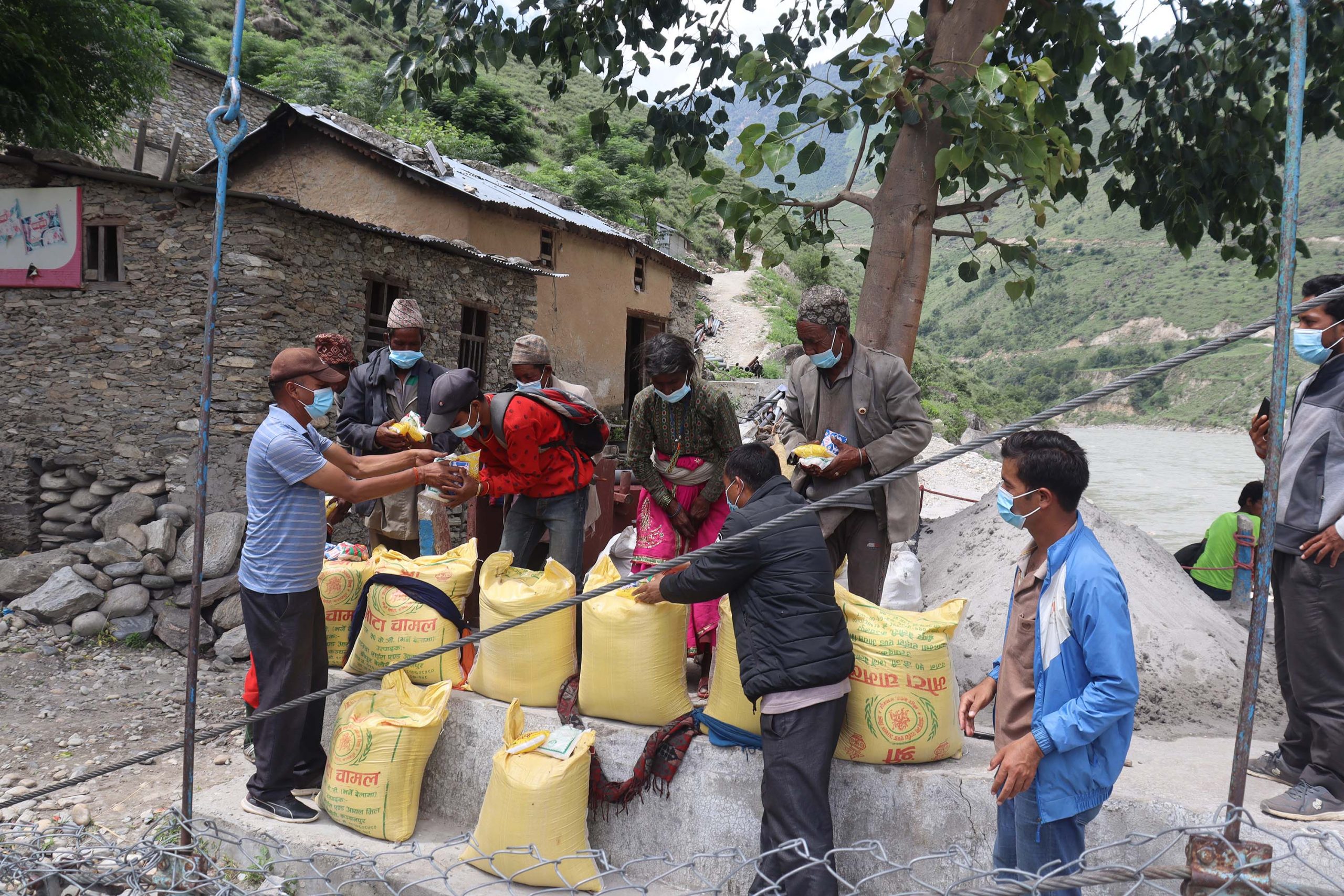 शान्ति सेवा गृह र बडिमालिका खबर द्धारा बाढीपहिरो पिडित परिवारलाइ खाद्यन्न सहयोग