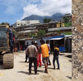 साफेँ मार्तडी सडककाे पिच सडकमा स्काईभेटर, चालक प्रहरी नियन्त्रणमा