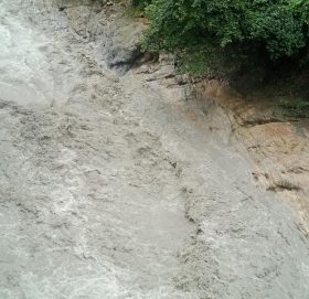 गाैमुल गाउँपालिका-२ मा पहिराेले  बुढीगंगा नदी थुनियाे, सुरक्षित रहन गाउँपालिकाकाे  अनुराेध