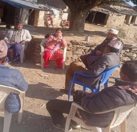 बाजुराका बिद्यालयमा जुकाको औषधी खुवाउन आइडिस नेपालको सहजीकरण