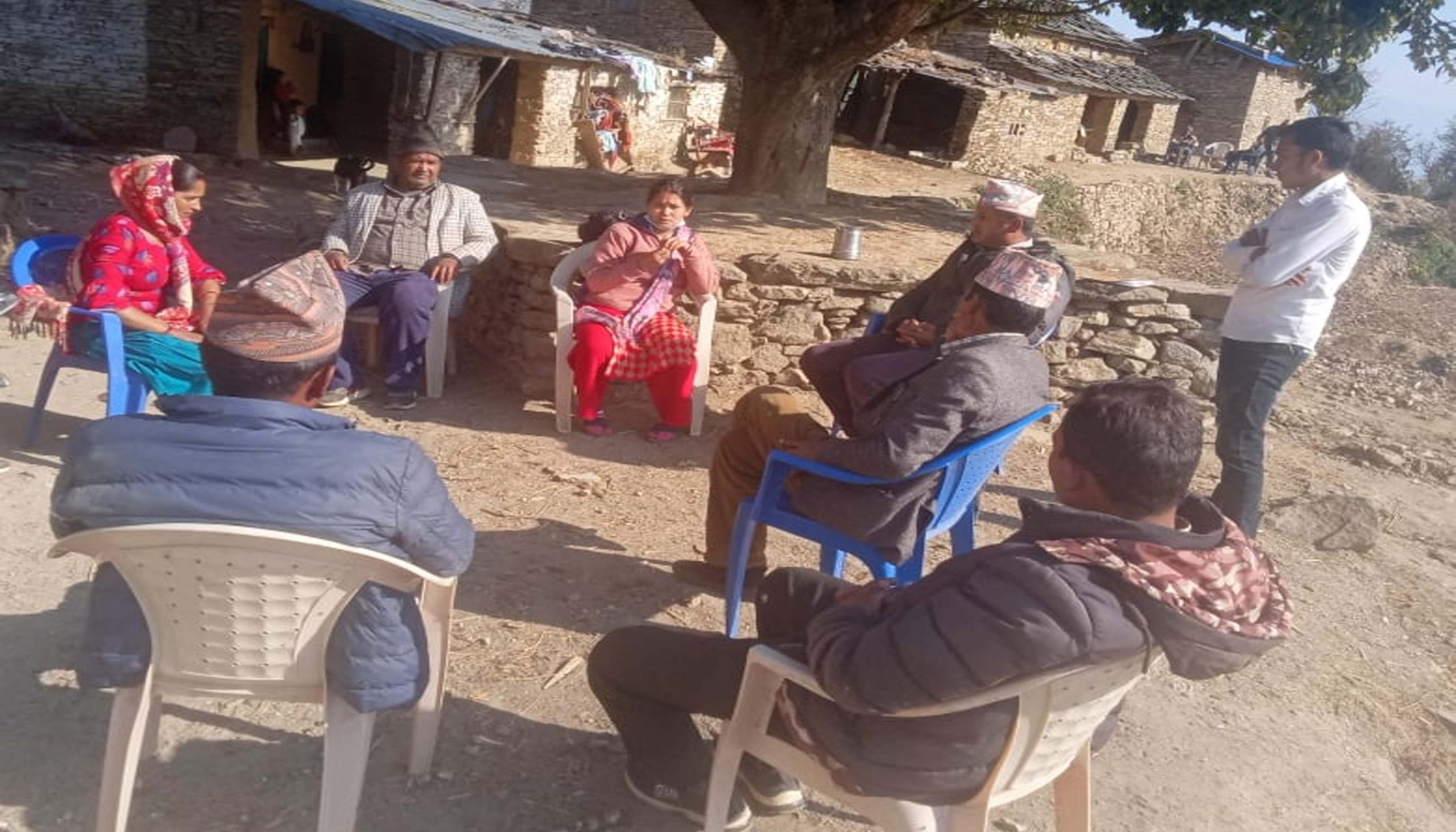 बाजुराका बिद्यालयमा जुकाको औषधी खुवाउन आइडिस नेपालको सहजीकरण