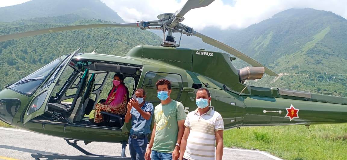 बाजुराबाट गर्भबतीको हेलिकप्टरबाट उद्धार